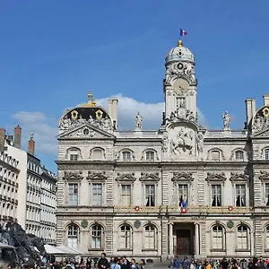 https://appartement-place-des-terreaux-lyon.hotels-rhonealpes.com